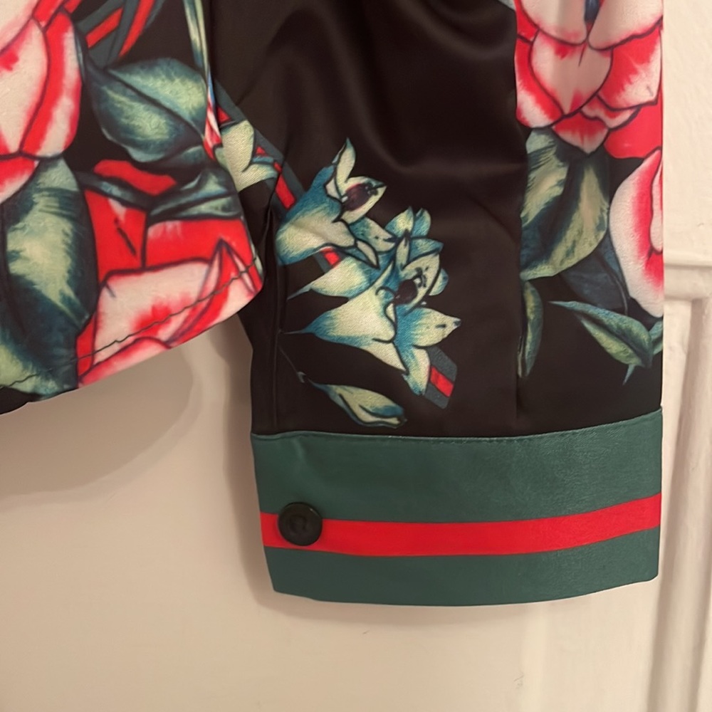 NWOT Beautifully patterned button down - Picture 4 of 6